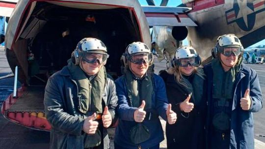 milei-top-gun:-gracias-a-un-dnu-se-paseo-por-un-portaaviones-nuclear-de-eeuu.