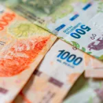el-peso-argentino-vive-su-mejor-cuatrimestre-en-decadas,-pero-la-fiesta-tiene-fecha-de-vencimiento