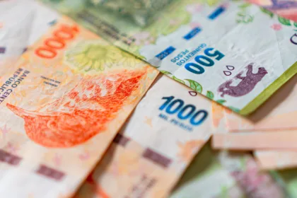 el-peso-argentino-vive-su-mejor-cuatrimestre-en-decadas,-pero-la-fiesta-tiene-fecha-de-vencimiento