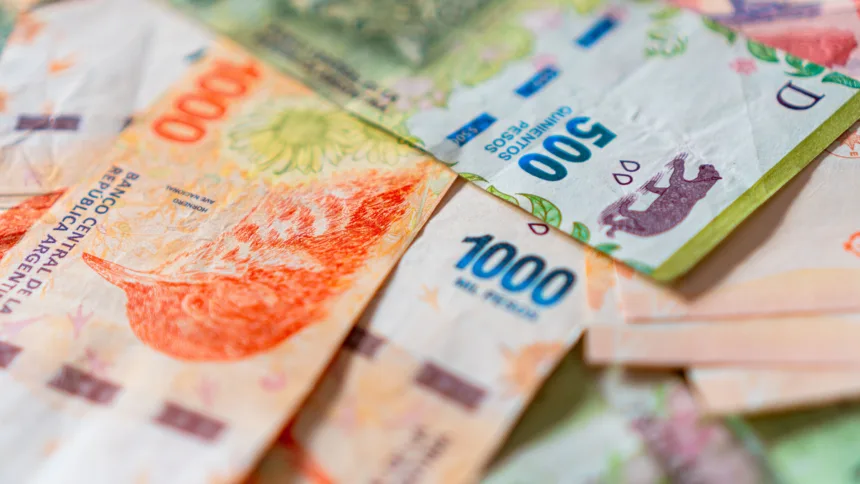 el-peso-argentino-vive-su-mejor-cuatrimestre-en-decadas,-pero-la-fiesta-tiene-fecha-de-vencimiento