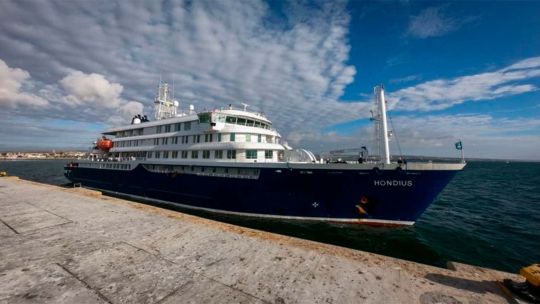 brote-infeccioso-letal-en-un-crucero-de-lujo-que-salio-de-usuhaia:-ya-hubo-dos-viajeros-muertos-y-uno-esta-muy-grave