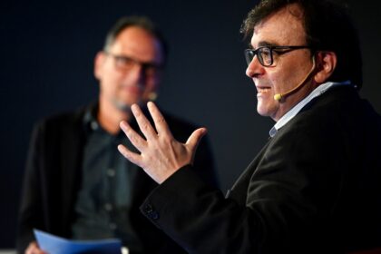 javier-cercas-y-su-vinculo-personal-con-el-pais,-el-periodico-de-su-vida-que-cumple-50-anos-como-referente-de-la-democracia-en-espana