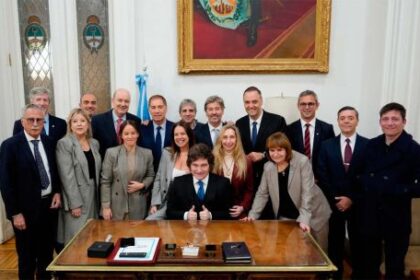aumento-del-123%-en-la-plana-mayor-del-estado:-cuanto-cobraran-ministros-y-secretarios