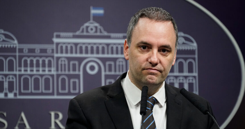 javier-milei-y-sus-medidas,-en-vivo:-el-gobierno-reabre-la-sala-de-periodistas-y-se-espera-que-manuel-adorni-hable-en-conferencia-de-prensa