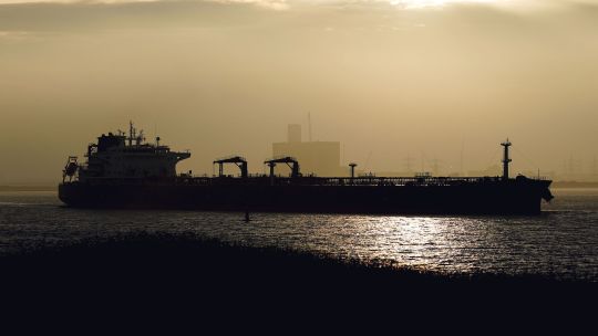 el-petroleo-brent-supero-los-us$-110-mientras-nuevos-ataques-en-ormuz-ponen-en-riesgo-el-transporte-maritimo