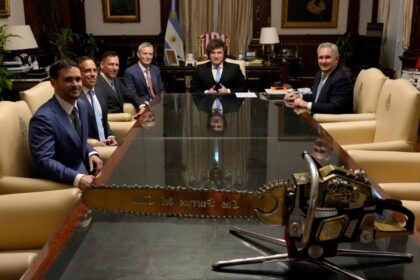 el-gobierno-le-dio-rango-de-“embajador”-al-historico-traductor-de-los-presidentes,-hoy-estrecho-colaborador-de-los-milei