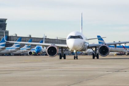 malestar-en-las-aerolineas-por-la-suba-de-los-pasajes-a-fin-de-mes:-cuanto-aumentaran-los-vuelos-de-cabotaje-y-los-internacionales