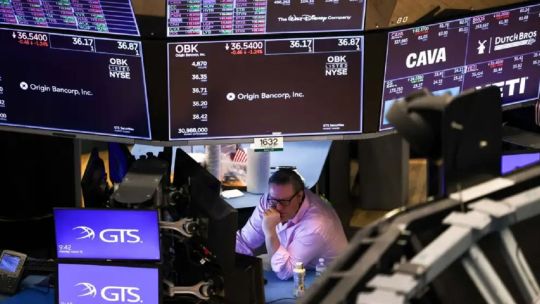 analisis-de-la-media-rueda-bursatil:-“en-el-plano-local-marcando-un-rojo-bastante-notable,-sobre-todo-en-el-sector-bancario”