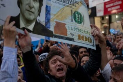 los-argentinos-guardan-dinero-en-efectivo-debajo-de-los-colchones-incluso-cuando-milei-empuja-sus-cuentas-bancarias