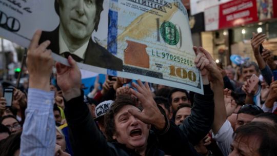los-argentinos-guardan-dinero-en-efectivo-debajo-de-los-colchones-incluso-cuando-milei-empuja-sus-cuentas-bancarias