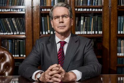 scott-bessent-preve-una-caida-del-petroleo-tras-el-conflicto-en-medio-oriente,-pese-al-fuerte-salto-de-los-precios
