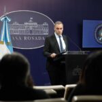 adorni-faces-the-press-again-as-journalists-allowed-back-into-casa-rosada