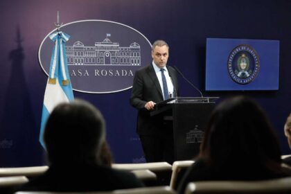 adorni-faces-the-press-again-as-journalists-allowed-back-into-casa-rosada