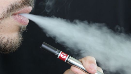 ongs-critican-el-cambio-de-politica-oficial-sobre-los-vapeadores-y-cigarrillos-electronicos