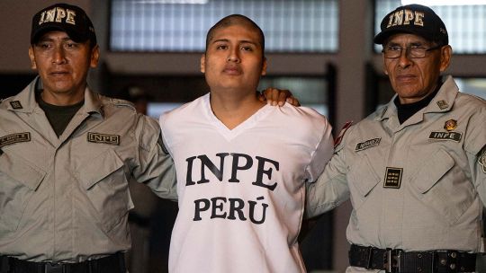 rapado,-de-blanco-y-con-un-fuerte-operativo:-asi-es-la-extradicion-de-“pequeno-j”-a-la-argentina