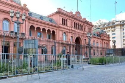 la-casa-rosada-abrio-la-sala-de-periodistas-para-la-conferencia-de-adorni-pero-no-dejaron-entrar-a-los-acreditados-de-tn-y-eltrece