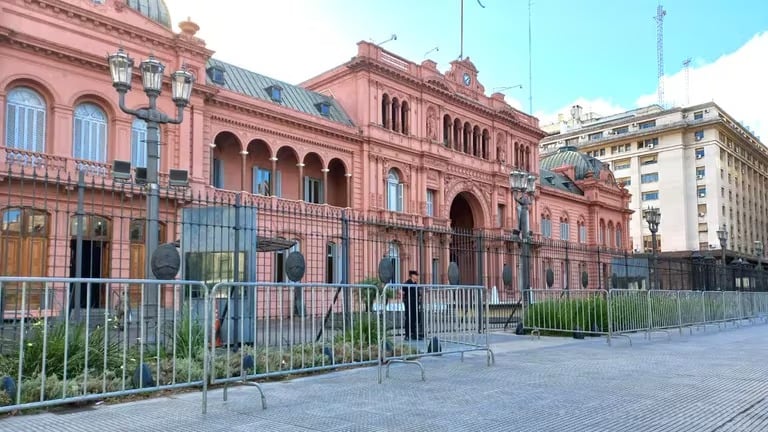 la-casa-rosada-abrio-la-sala-de-periodistas-para-la-conferencia-de-adorni-pero-no-dejaron-entrar-a-los-acreditados-de-tn-y-eltrece