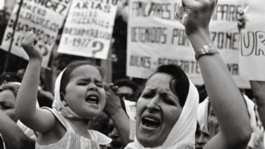 “memoria-en-avellaneda”:-la-undav-organiza-un-conversatorio-a-50-anos-del-golpe-con-foco-en-la-iconica-foto-de-adriana-lestido