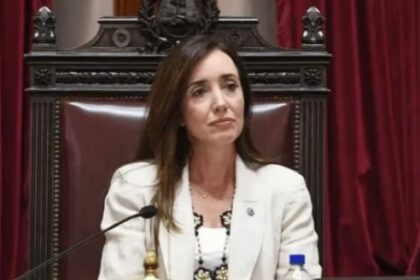 “una-cascada-de-exitos”:-victoria-villarruel-saludo-a-un-seguidor-con-un-dardo-para-manuel-adorni