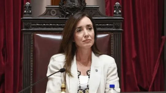 “una-cascada-de-exitos”:-victoria-villarruel-saludo-a-un-seguidor-con-un-dardo-para-manuel-adorni
