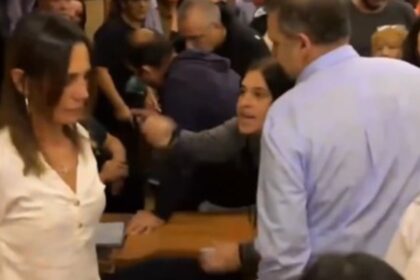 escandalo-en-villa-gesell:-agredieron-a-una-concejala-del-pro-en-plena-sesion-por-el-presupuesto-y-acusan-a-una-patota-kirchnerista