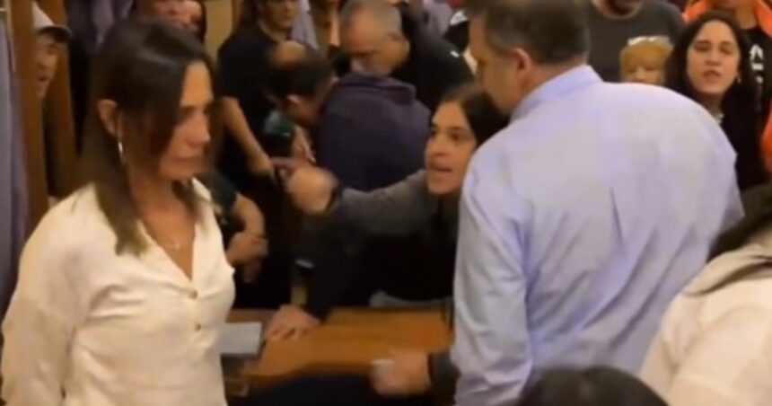 escandalo-en-villa-gesell:-agredieron-a-una-concejala-del-pro-en-plena-sesion-por-el-presupuesto-y-acusan-a-una-patota-kirchnerista