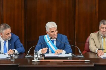 jaqueado-por-la-baja-en-la-coparticipacion,-un-gobernador-le-pidio-la-renuncia-a-todo-su-gabinete-y-evalua-recortar-el-30%-de-sus-funcionarios