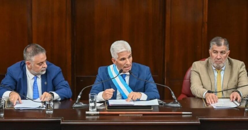 jaqueado-por-la-baja-en-la-coparticipacion,-un-gobernador-le-pidio-la-renuncia-a-todo-su-gabinete-y-evalua-recortar-el-30%-de-sus-funcionarios