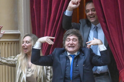 el-financial-times-advierte-por-la-caida-en-la-imagen-de-milei-tras-el-escandalo-de-adorni:-“el-alivio-argentino-se-transformo-en-frustracion”