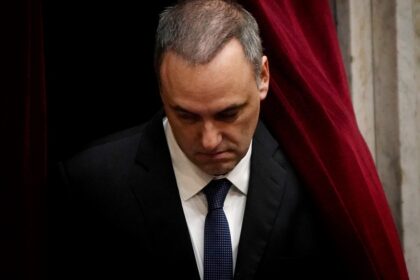 la-crisis-de-adorni-no-le-da-tregua-al-gobierno:-nuevo-respaldo-del-presidente-y-silenciosa-presion-en-el-gabinete