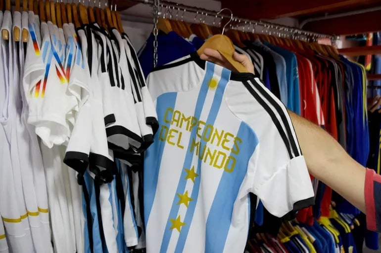 cuenta-regresiva-para-el-mundial-2026:-crece-la-demanda-de-camisetas-de-la-seleccion-argentina-y-se-consolida-la-“fiebre”-en-posadas