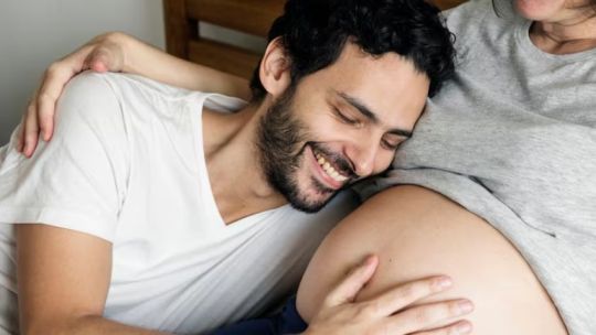 sindrome-de-couvade:-por-que-algunos-hombres-sienten-sintomas-de-embarazo-sin-estar-gestando