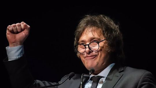 impulso-para-milei-mientras-fitch-eleva-la-calificacion-crediticia-de-argentina-a-‘b-‘