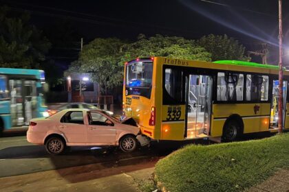 choque-entre-un-auto-y-un-colectivo-en-posadas-dejo-un-hombre-hospitalizado