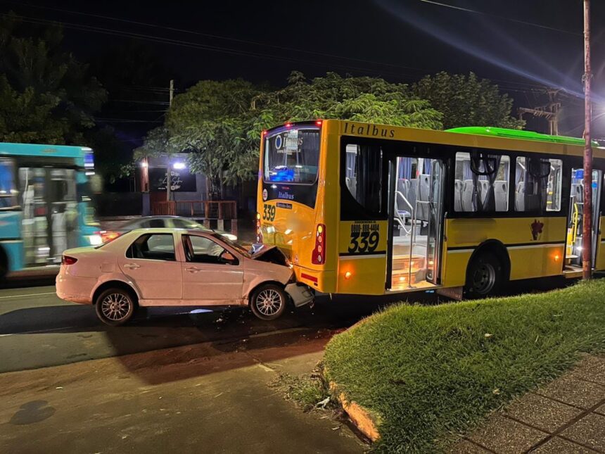 choque-entre-un-auto-y-un-colectivo-en-posadas-dejo-un-hombre-hospitalizado