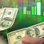 bonos-en-dolares-rebotan-con-fuerza-y-el-riesgo-pais-cae-5%-tras-recategorizacion-de-fitch-y-expectativas-de-acuerdo-entre-eeuu.-e-iran