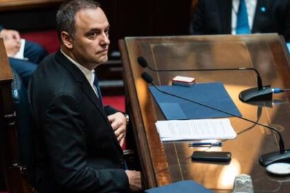 el-hijastro-de-una-de-las-jubiladas-ratifico-que-adorni-pago-65-mil-dolares-por-fuera-de-la-escritura