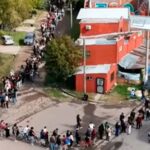 mas-de-10-cuadras-de-fila-y-acampe-de-madrugada:-el-ruego-por-60-puestos-de-trabajo-en-un-frigorifico-de-moreno