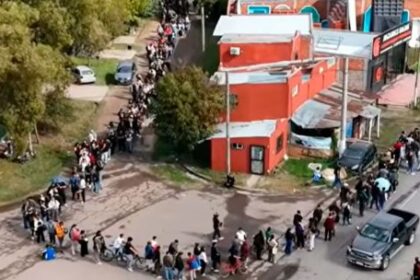mas-de-10-cuadras-de-fila-y-acampe-de-madrugada:-el-ruego-por-60-puestos-de-trabajo-en-un-frigorifico-de-moreno