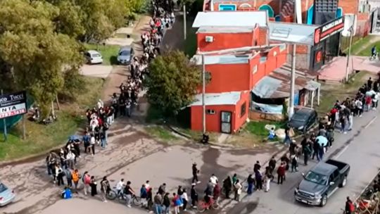 mas-de-10-cuadras-de-fila-y-acampe-de-madrugada:-el-ruego-por-60-puestos-de-trabajo-en-un-frigorifico-de-moreno