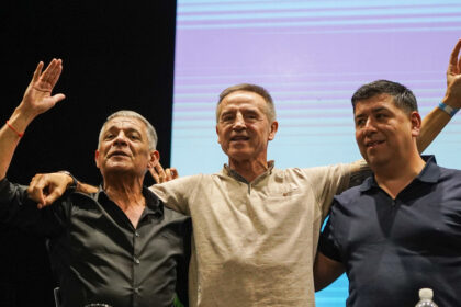 fuego-cruzado-entre-un-triunviro-de-la-cgt-y-maximo-kirchner:-pases-de-factura-por-cristina-y-la-falta-de-“coraje”-contra-milei
