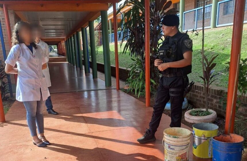 obera-|-una-culebra-aparecio-dentro-de-una-escuela-y-causo-revuelo-entre-los-alumnos