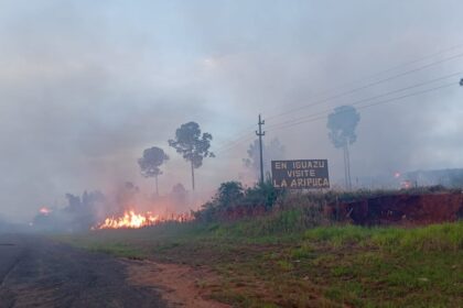bomberos-trabajan-para-sofocar-un-incendio-de-malezas-en-la-zona-de-loreto