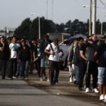 masiva-convocatoria-en-buenos-aires:-miles-de-aspirantes-hicieron-mas-diez-cuadras-de-fila-bajo-la-lluvia-para-presentar-cv-en-una-carniceria