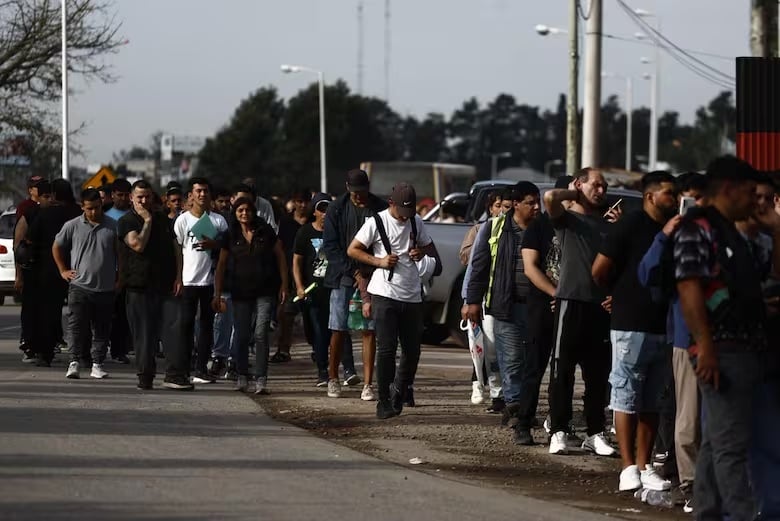 masiva-convocatoria-en-buenos-aires:-miles-de-aspirantes-hicieron-mas-diez-cuadras-de-fila-bajo-la-lluvia-para-presentar-cv-en-una-carniceria