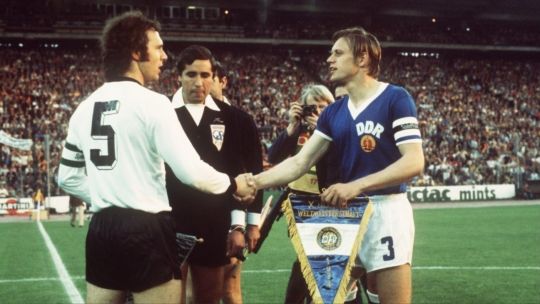 el-duelo-del-muro:-la-unica-vez-que-las-dos-alemanias-se-enfrentaron-en-un-mundial-de-futbol