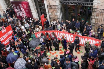 entre-tormentas-y-controversias,-la-bienal-de-venecia-celebra-el-arte-como-refugio-contra-el-cinismo