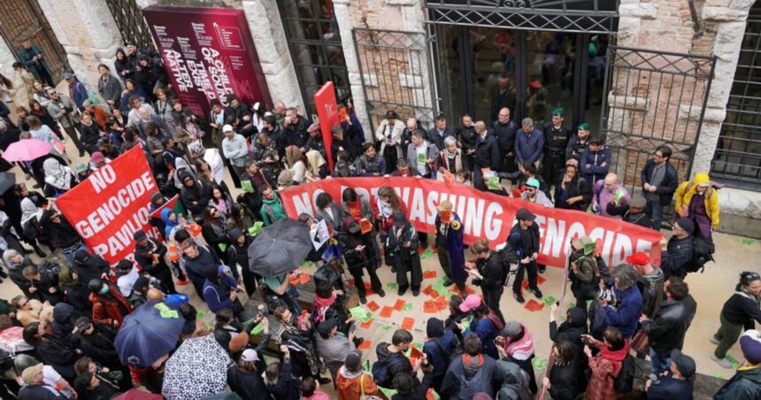 entre-tormentas-y-controversias,-la-bienal-de-venecia-celebra-el-arte-como-refugio-contra-el-cinismo