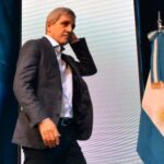 aun-con-el-aval-de-fitch-al-plan-economico,-luis-caputo-resiste-la-presion-de-inversores-y-no-saldra-al-mercado-internacional