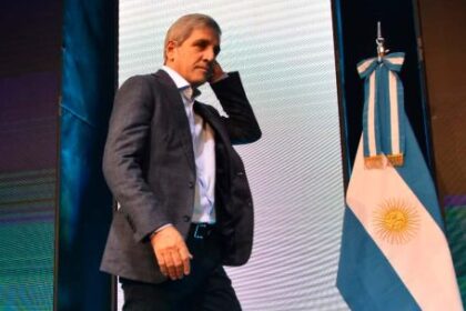 aun-con-el-aval-de-fitch-al-plan-economico,-luis-caputo-resiste-la-presion-de-inversores-y-no-saldra-al-mercado-internacional
